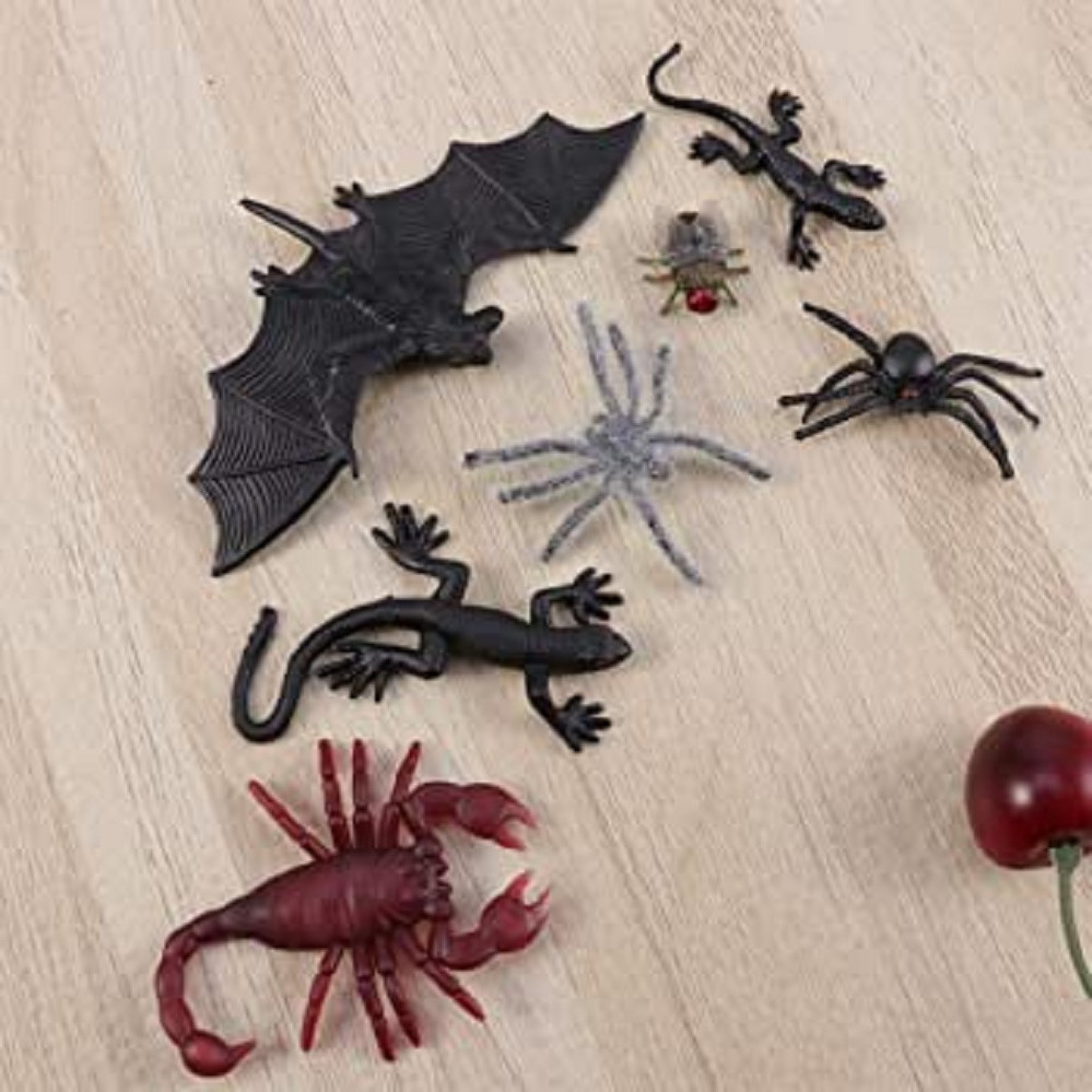 Plastic Realistic Bugs, Spider Bat Cockroach Insect Toys for Halloween Party